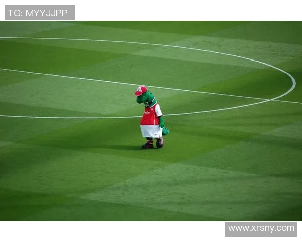 足球明星亲授射门技巧视频助你成为球场射手的秘诀与训练方法分享