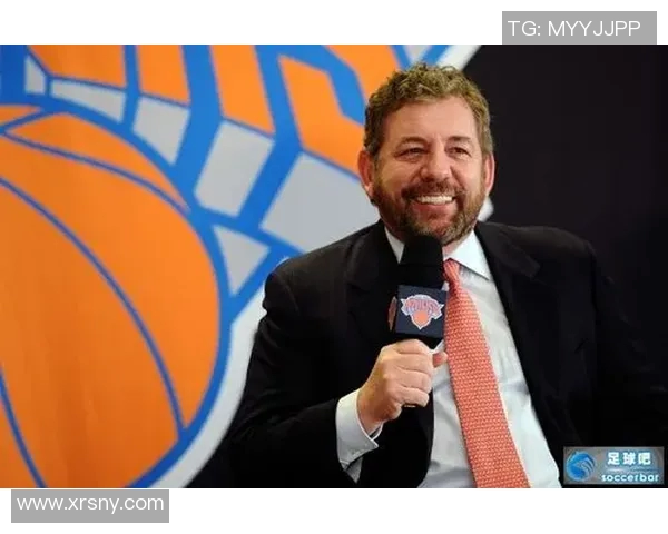 哪个足球明星在场外与表妹的亲密互动引发了媒体关注和粉丝热议