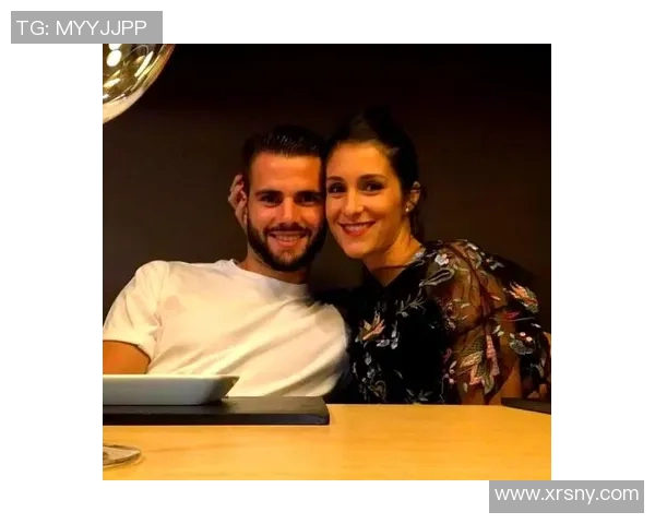 足球明星甜蜜瞬间亲吻妻子脸庞的视频引发网友热议与羡慕