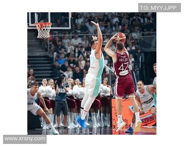 篮球明星在NBA赛场上激烈对抗展现超凡技艺与团队合作精神 篮球明星在NBA赛场上激烈对抗展现超凡技艺与团队合作精神